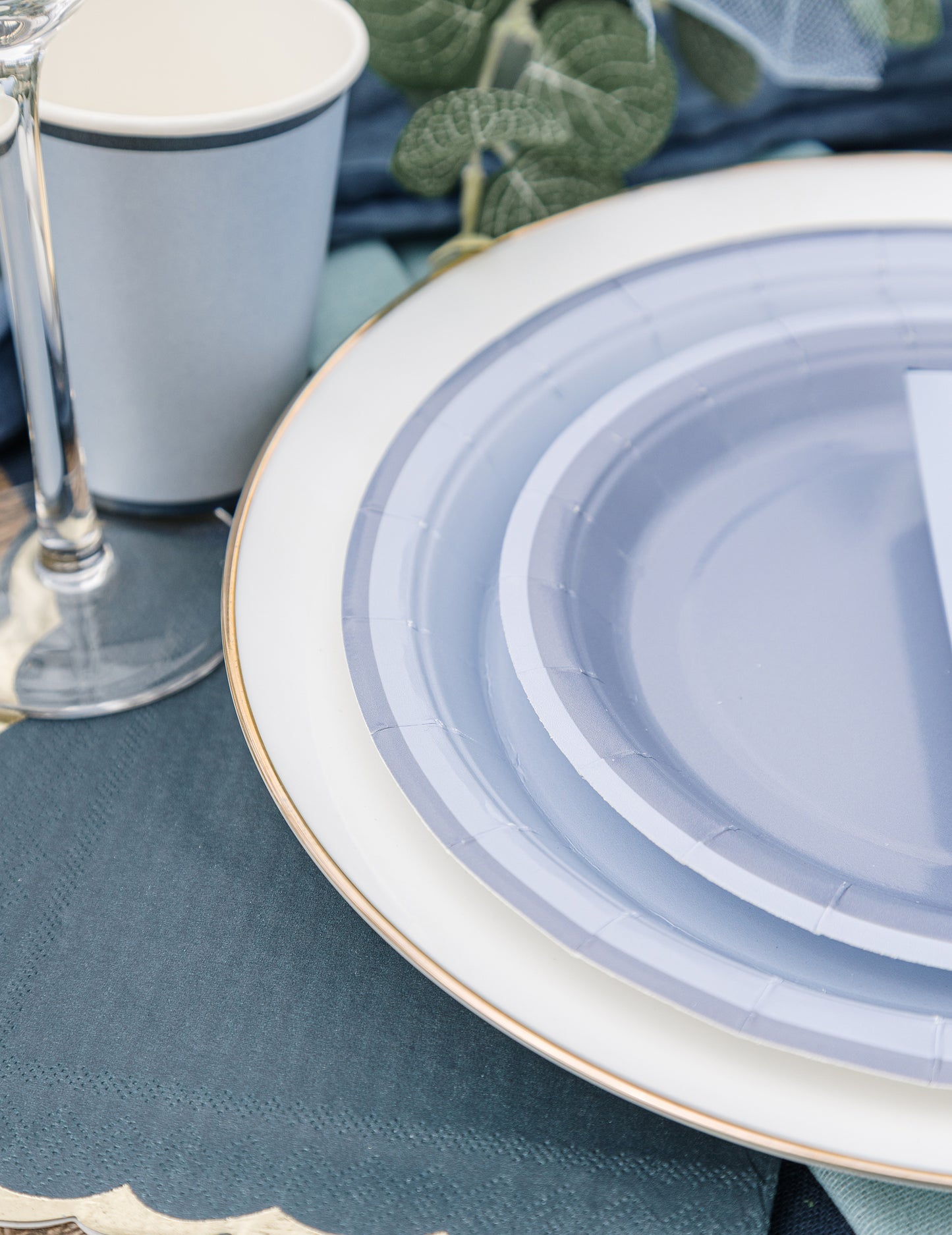 6 majhnih dvobarvnih kartonskih krožnikov, temno modre in viharno modre barve, 18 cm, za zabave