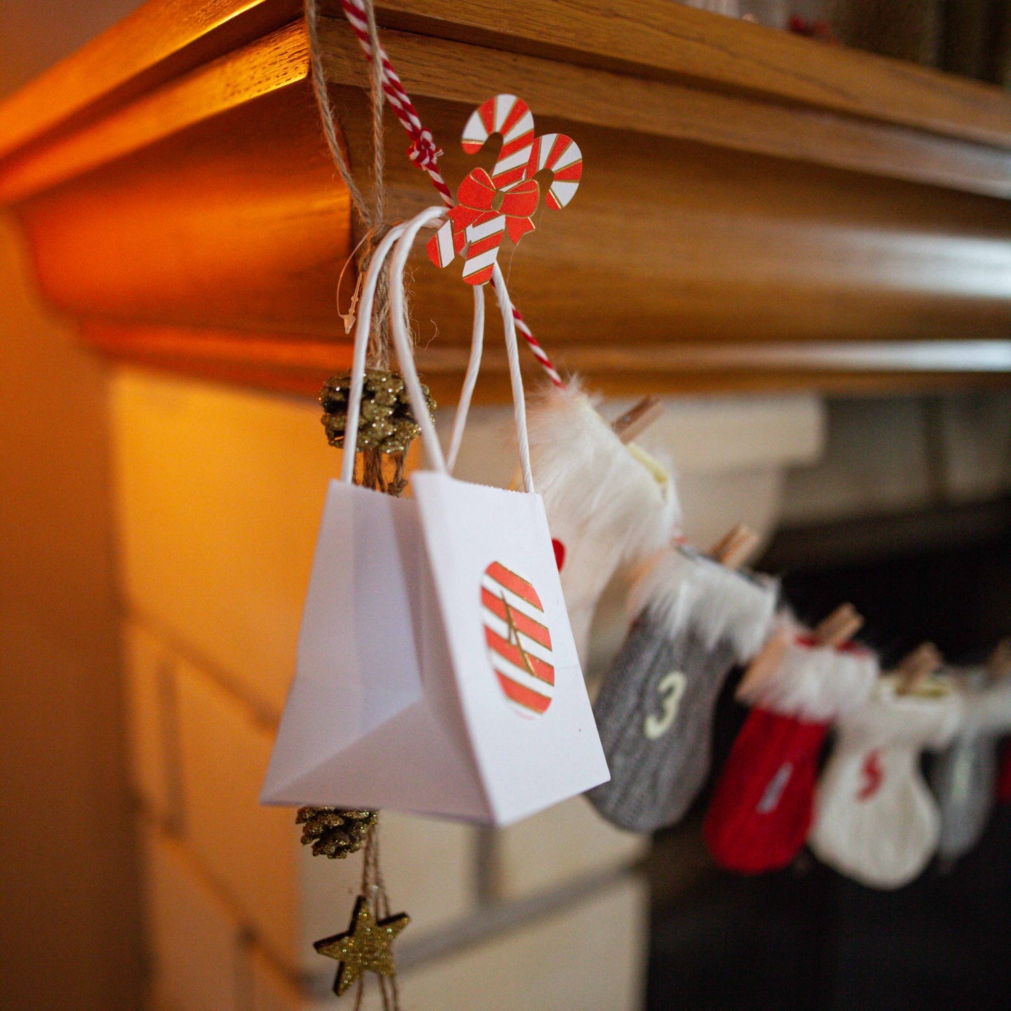 6 majhnih belih kartonskih vrečk 9 x 10 cm z zasukanimi ročaji