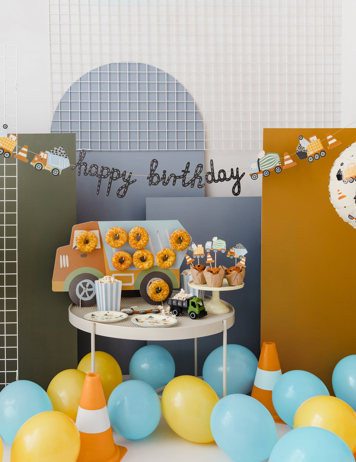 Pics camions et cônes de chantier pour anniversaire enfant multicolore