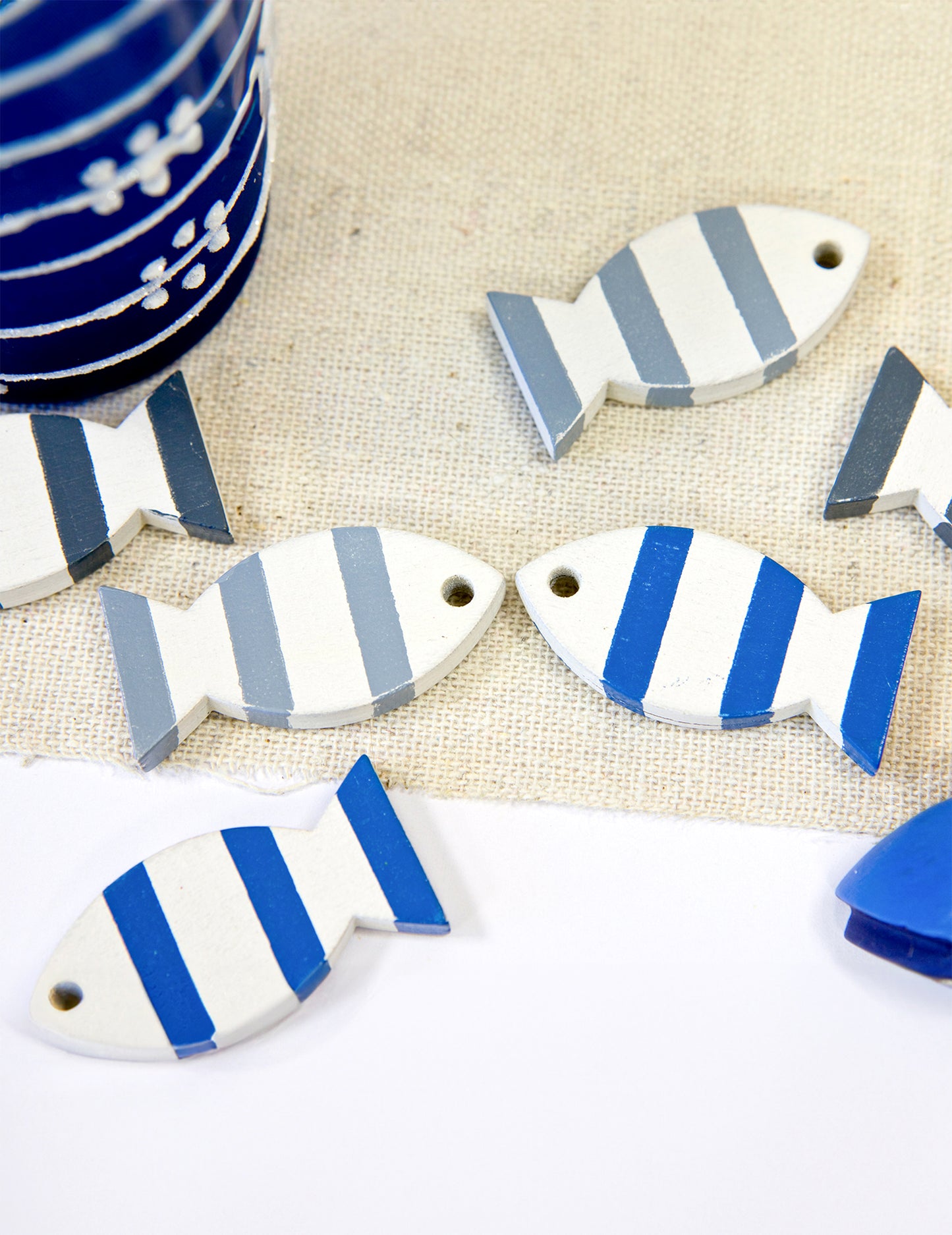 6 modre okrasne in sive lesene ribe 3 x 2 cm