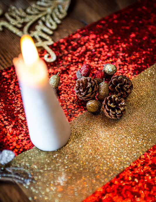 Mise en situation sur une table de fête des pommes de pin de Noël avec paillettes rouges