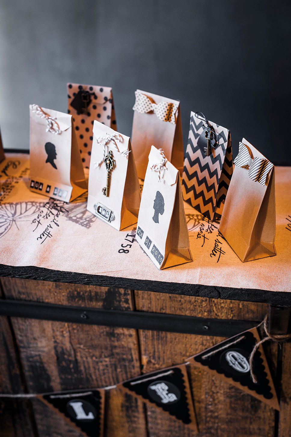 Vue d'ensemble des différents décors des petits sachets kraft pour invités marron avec étiquettes et ficelles blanches