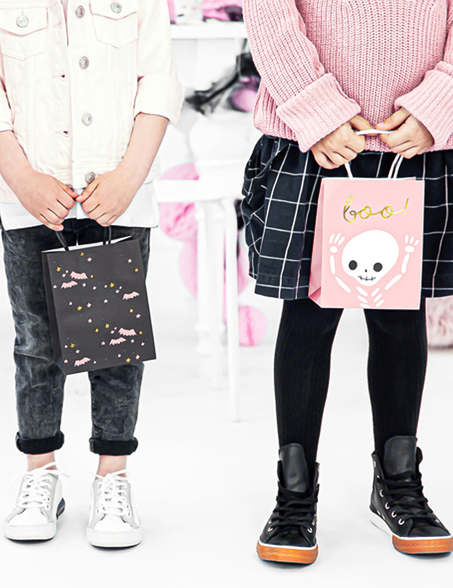 6 roza in belih vrečk s sladkarijami za noč čarovnic