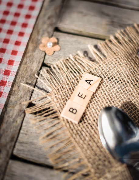 60 lesenih črk abecede, slog Scrabble 2 cm za okrasitev mize