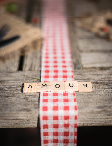 60 lesenih črk abecede, slog Scrabble 2 cm za okrasitev mize