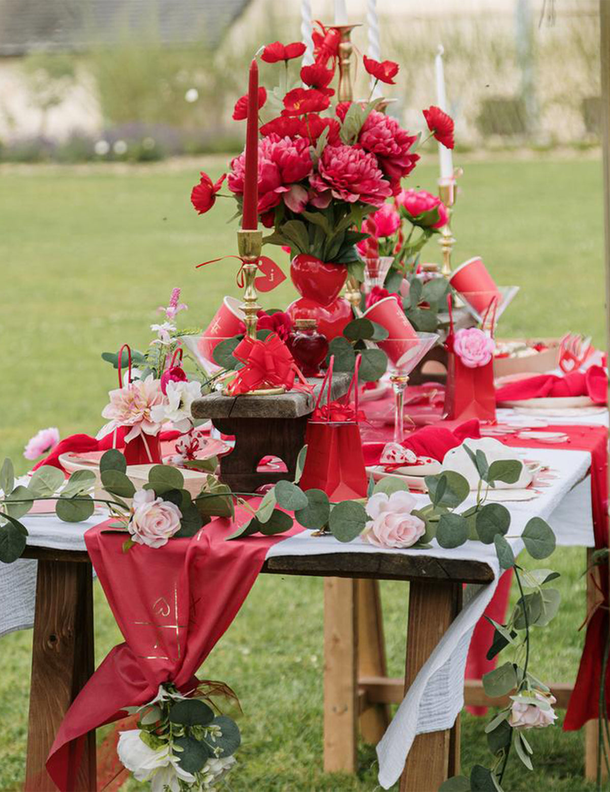 60 satenastih cvetnih lističev slonokoščena bela in rdeča 3,5 cm