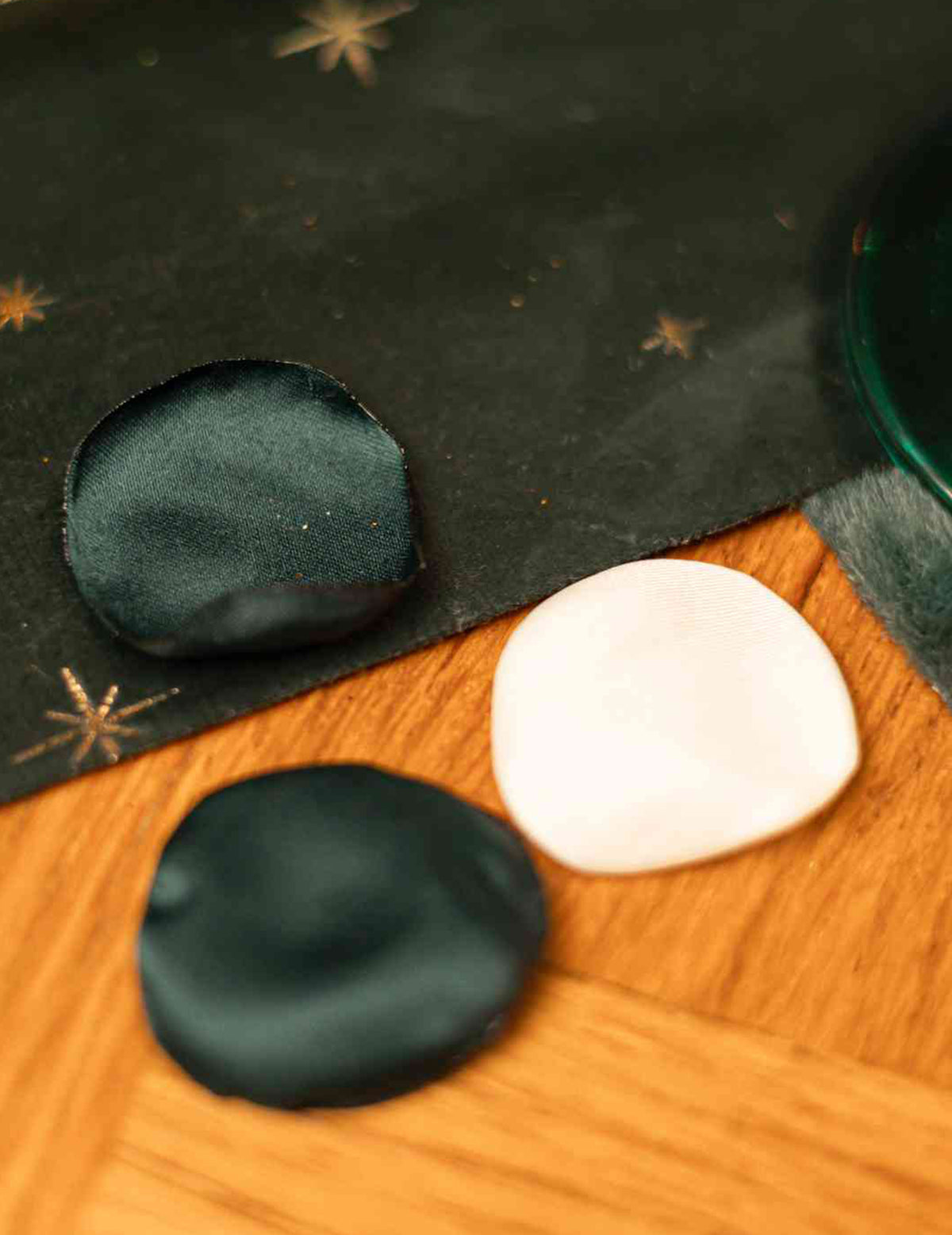 60 pétales satin ivoire et vert anglais 3,5 cm