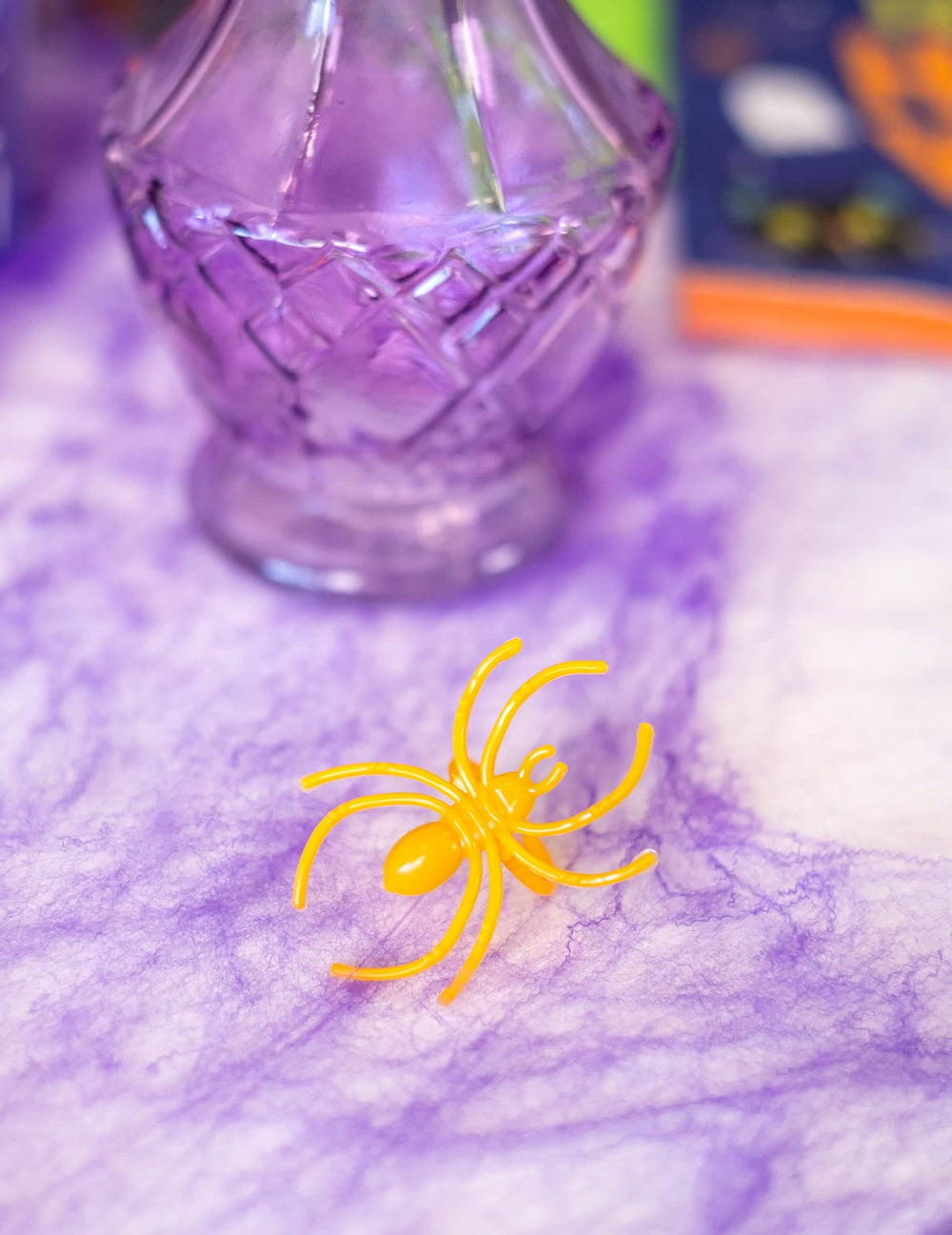 Velik posnetek oranžnega prstana s plastičnimi prstani netopirjev in pajki za halloween