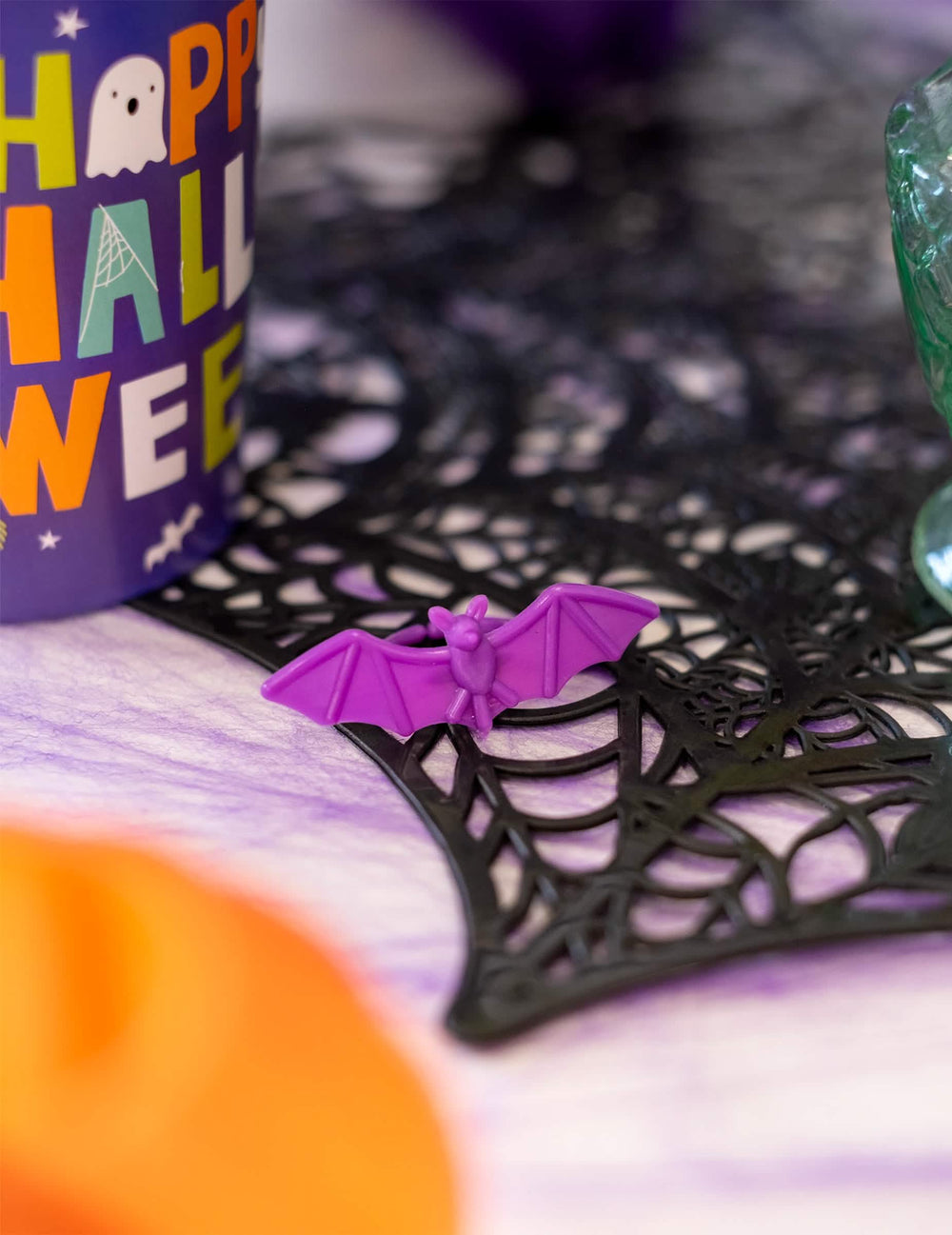 Velik načrt vijoličnega prstana z netopirjem iz plastičnih prstanov z netopirji in pajki za halloween