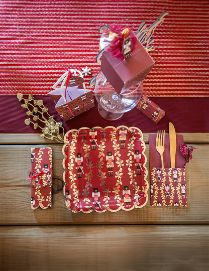 8 prazničnih krožnikov z oreščki 23 cm rdeči kvadratki