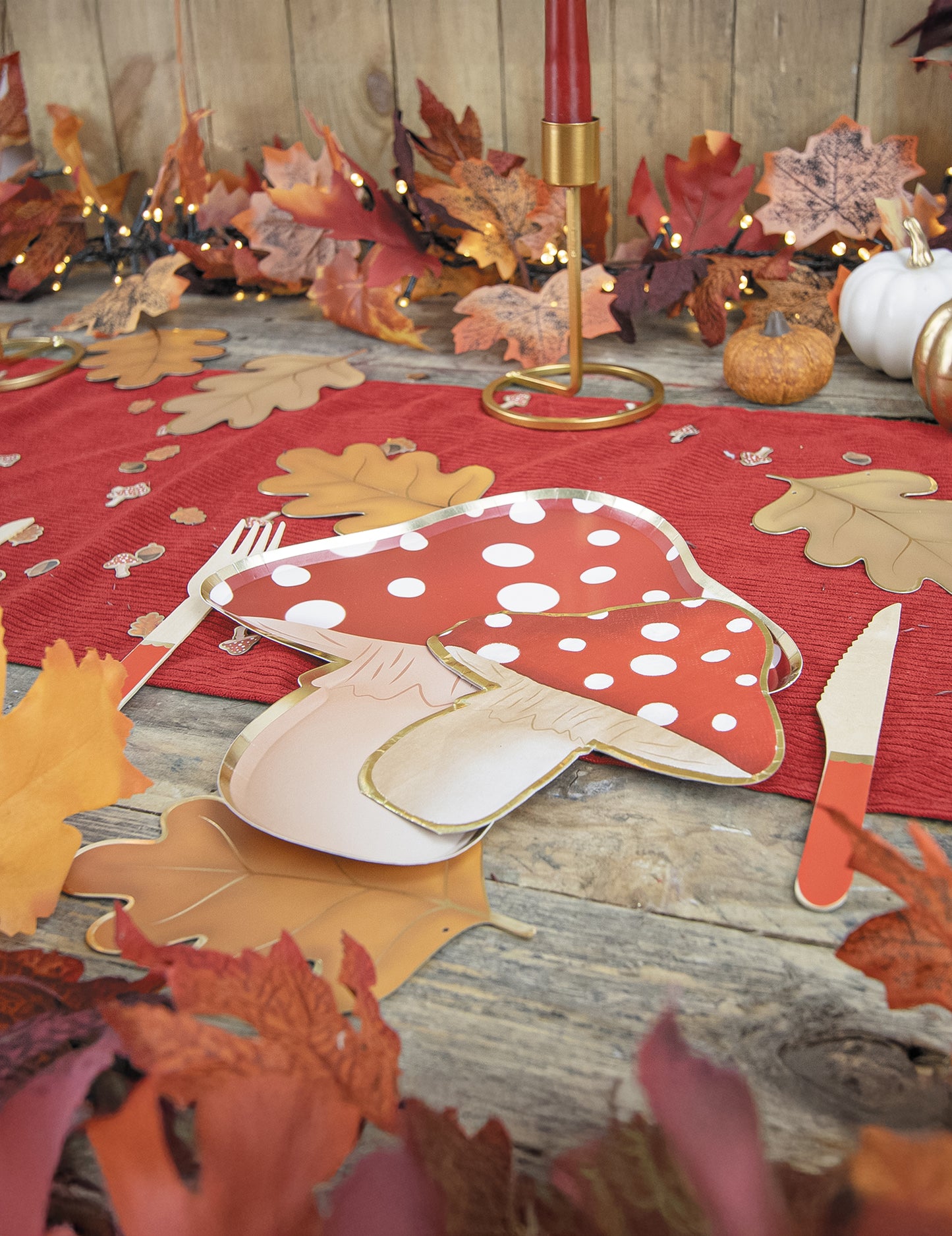 8 rdeče-belih kartonskih krožnikov v obliki gobe 23 cm pikice