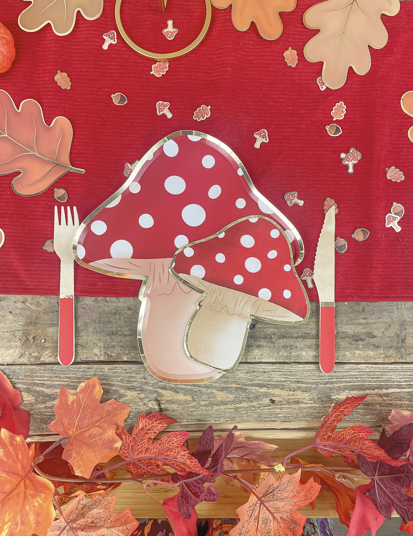 8 rdeče-belih kartonskih krožnikov v obliki gobe 23 cm pikice