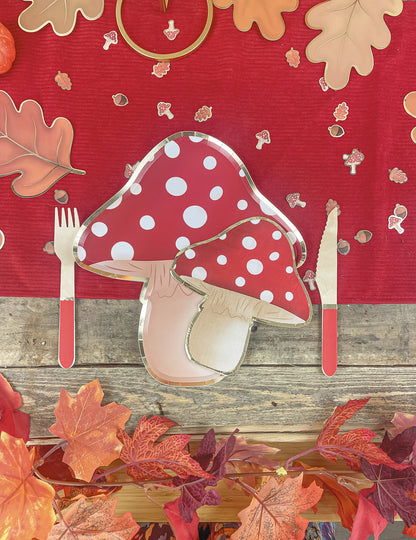 8 rdeče-belih kartonskih krožnikov v obliki gobe 23 cm pikice