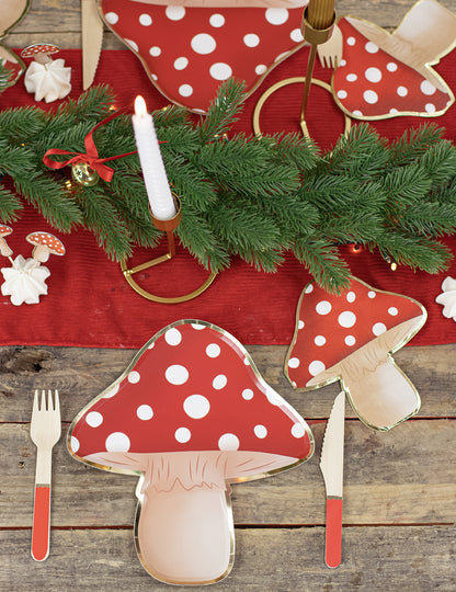 8 rdeče-belih kartonskih krožnikov v obliki gobe 23 cm pikice