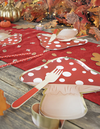 8 rdeče-belih kartonskih krožnikov v obliki gobe 23 cm pikice