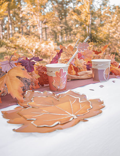 8 papirnatih krožnikov z vzorcem jesenskih listov 23 cm zlata obroba