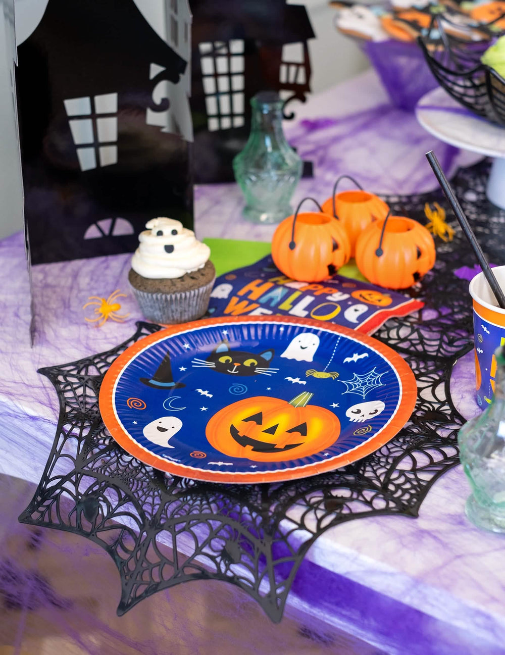 Namizna postavitev iz papirnatih krožnikov halloween Friends