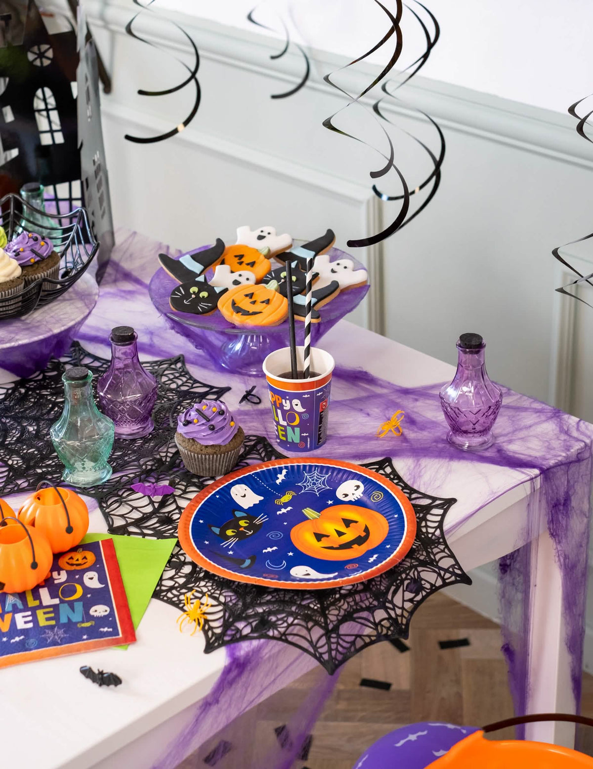 Podrobnost dekoracije mize za kartonski krožniki halloween Friends