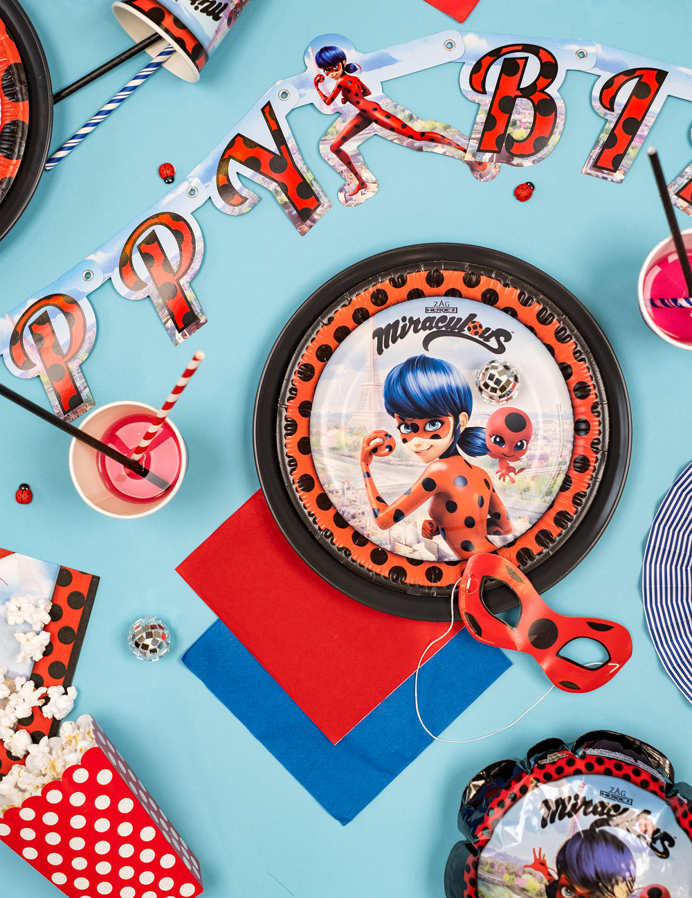 Mise en situation avec décoration de fête des assiettes en carton Ladybug à Paris