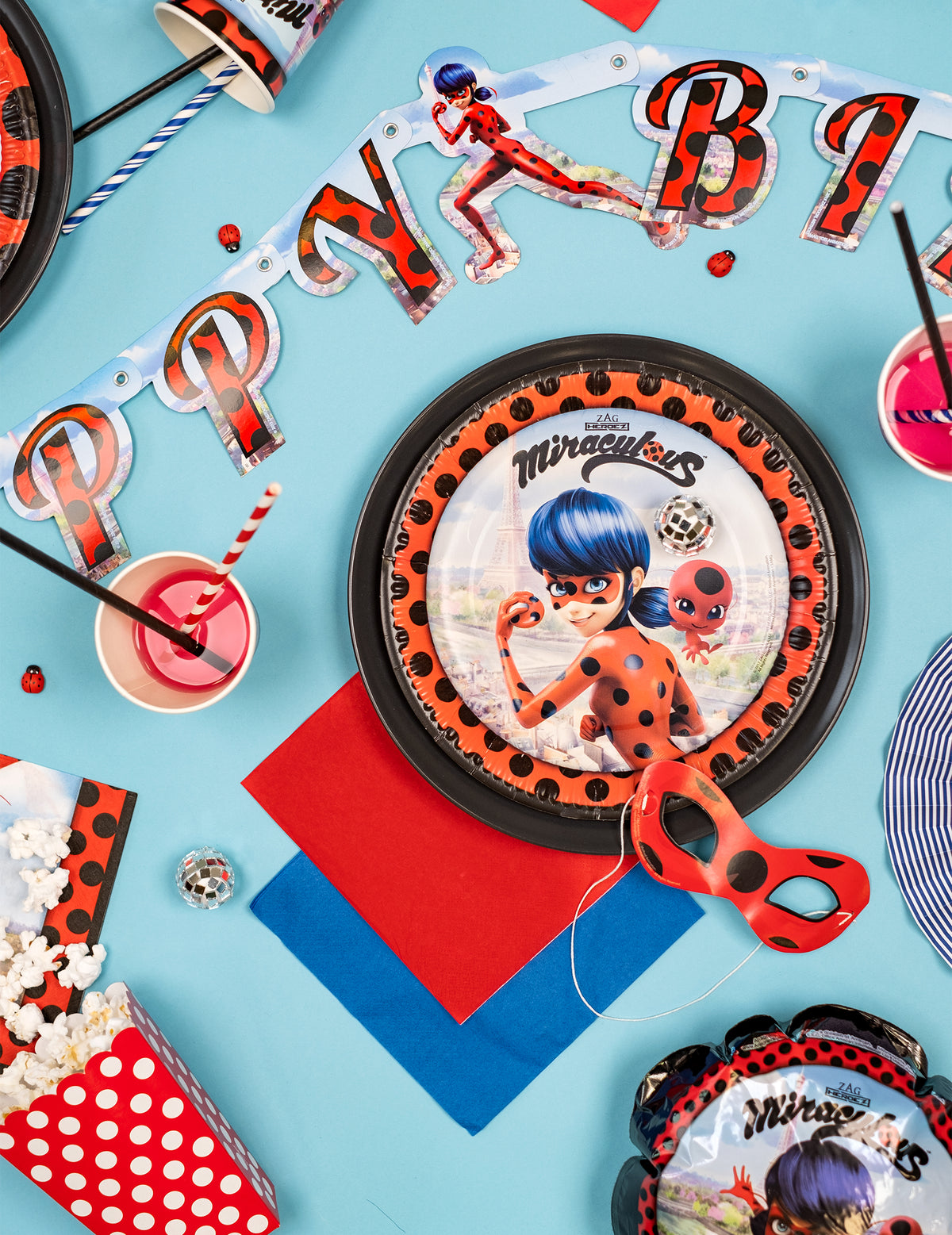 Mise en situation avec décoration de fête des assiettes en carton Ladybug à Paris