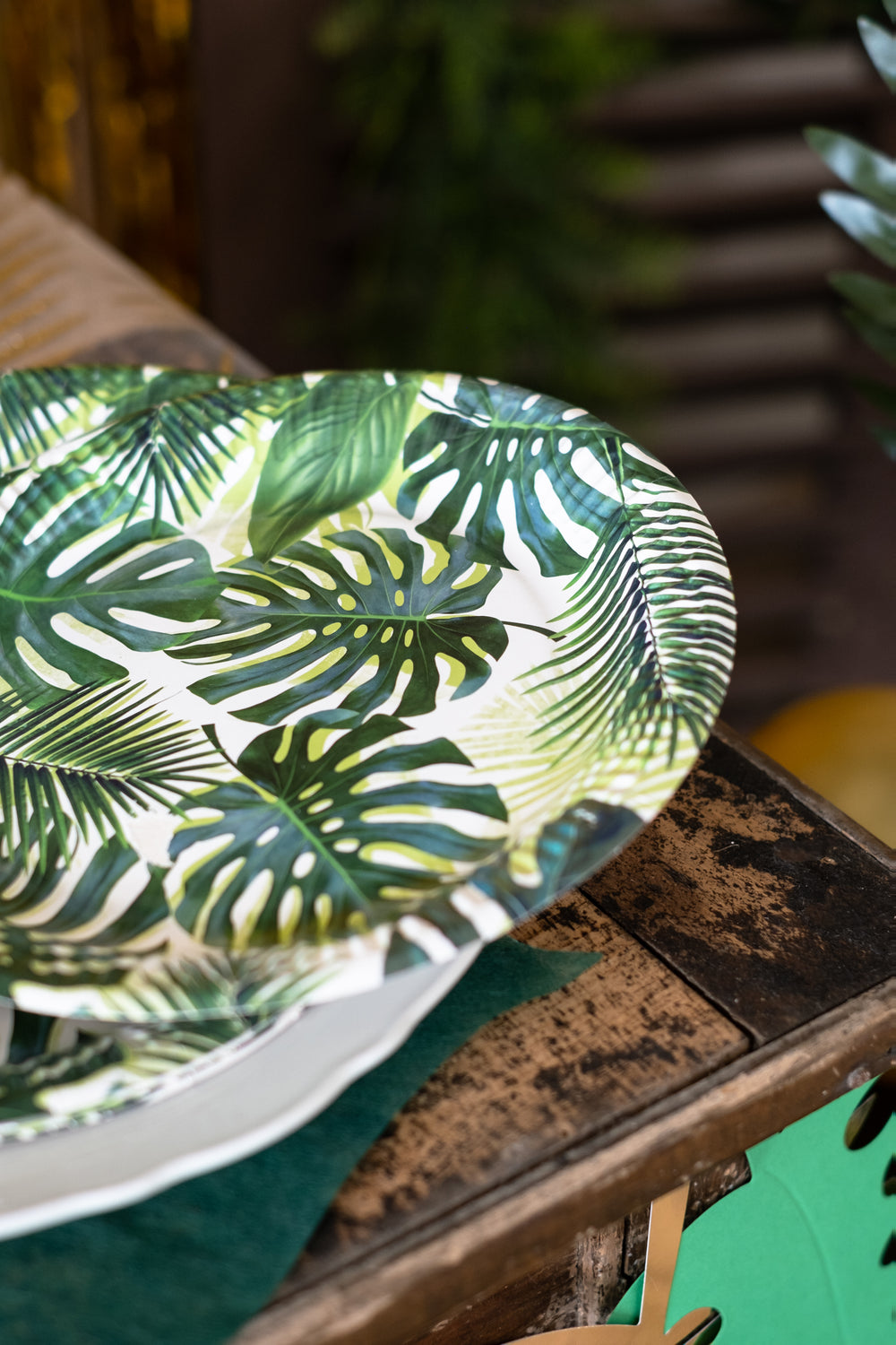 Détail des motifs de feuilles de palmier des assiettes en carton tropical