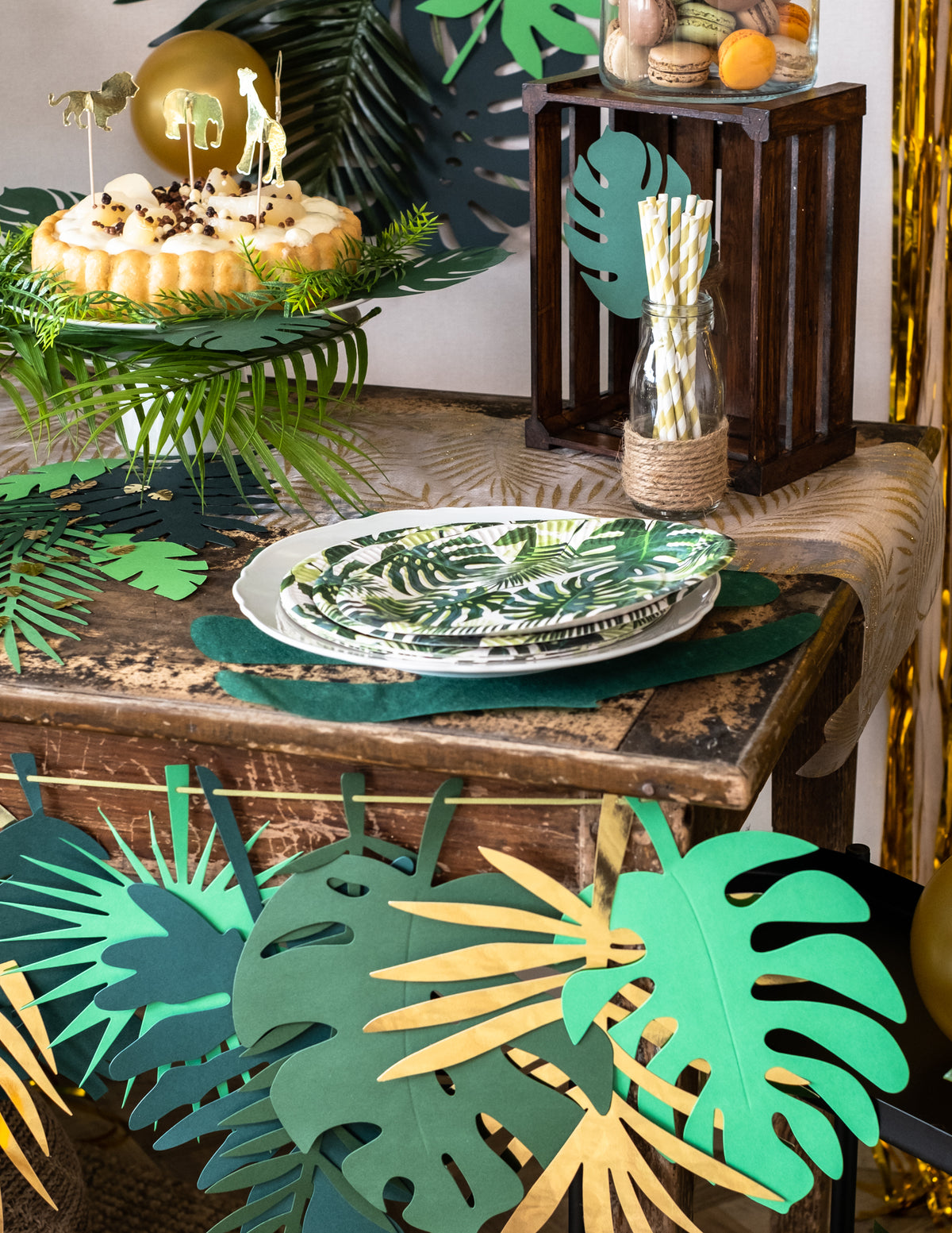Mise en scène de décoration de buffet des assiettes en carton tropical