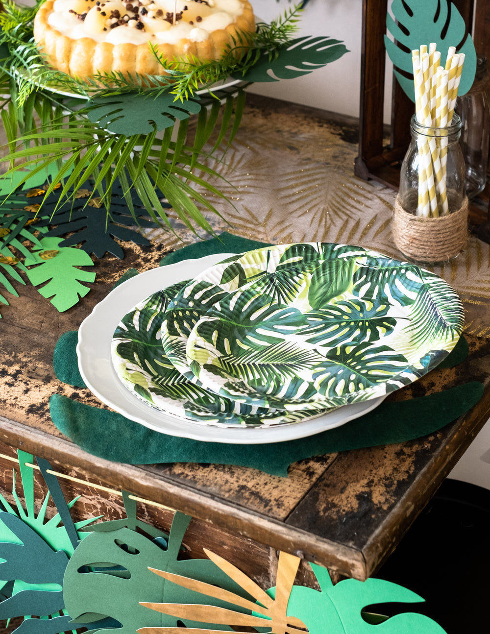 Mise en situation de table des assiettes en carton tropical