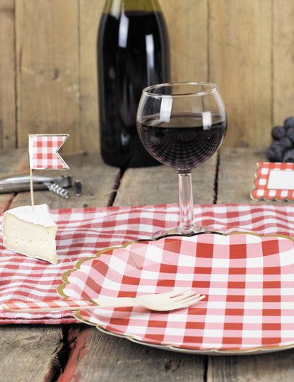 8 nazobčanih rdeče-belih karirastih kartonskih krožnikov 23 cm