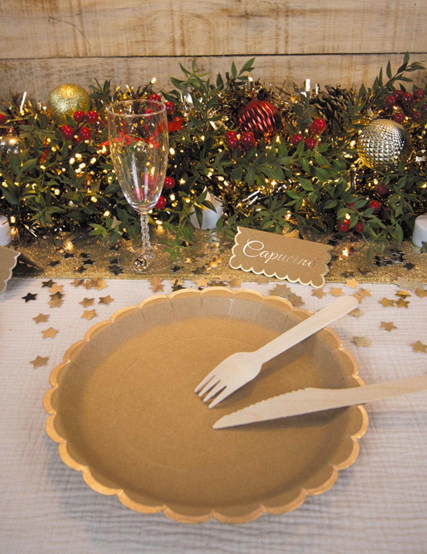 8 kraft in zlatih nazobčanih kartonskih krožnikov, 23 cm