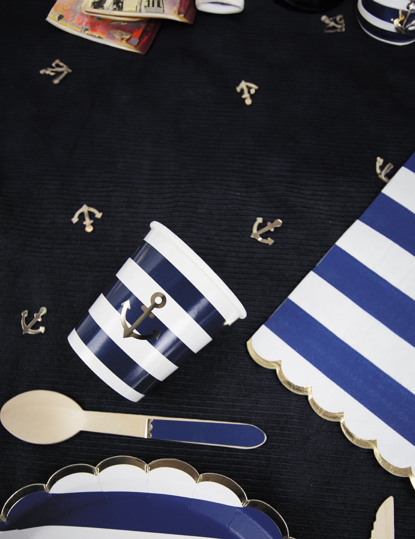 8 nazobčanih kartonskih krožnikov z vzorcem mornarskih črt 23 cm zlati rob