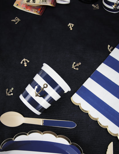 8 nazobčanih kartonskih krožnikov z vzorcem mornarskih črt 23 cm zlati rob