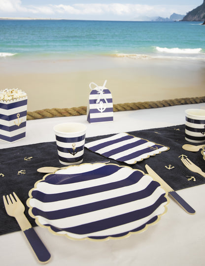 8 nazobčanih kartonskih krožnikov z vzorcem mornarskih črt 23 cm zlati rob