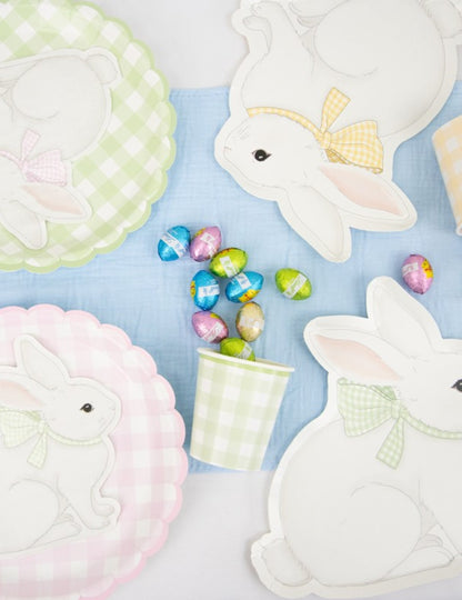 Vue de dessus de la collection d'assiettes festonnées Vichy Pastel pour fête