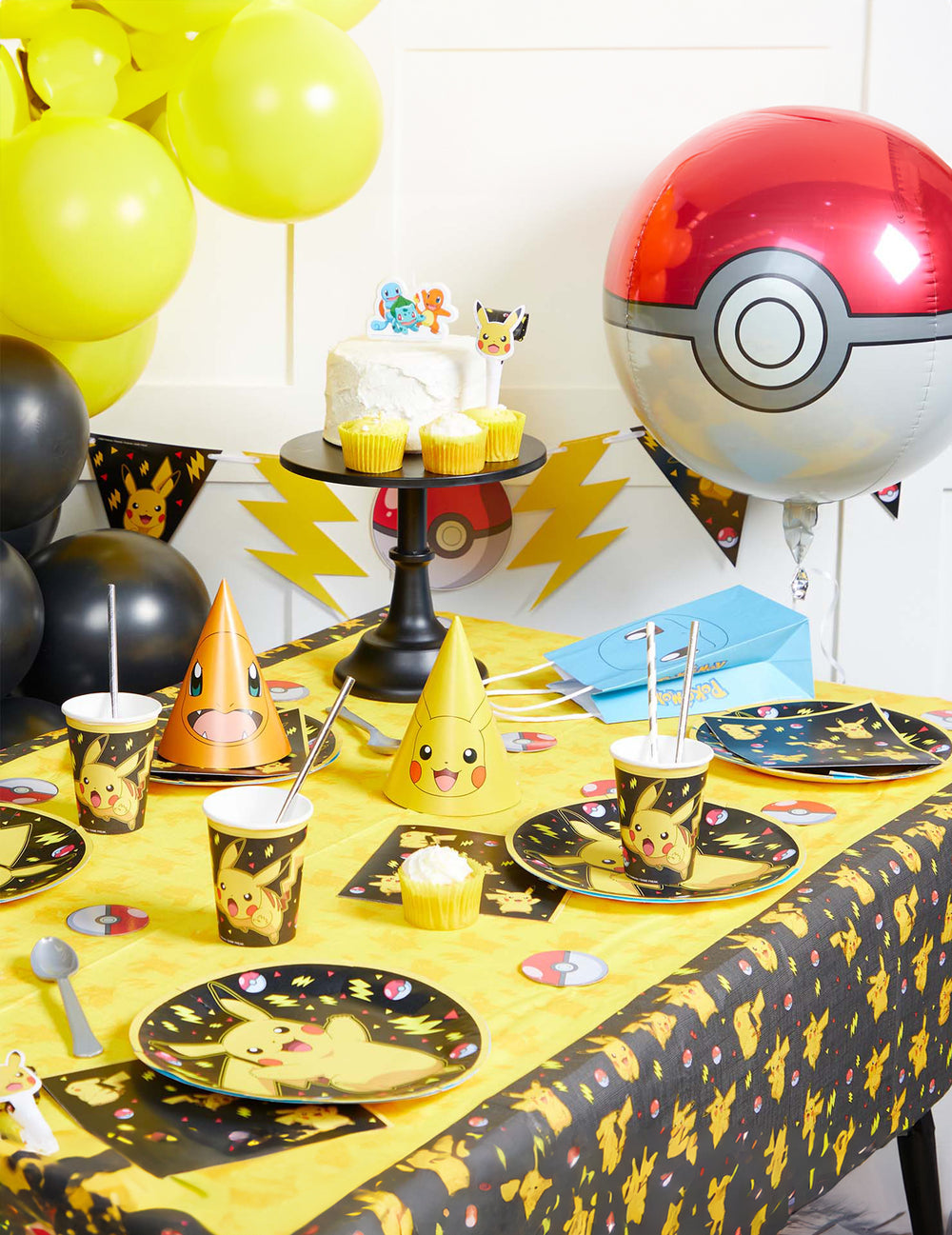 Mise en scène sur une table d'anniversaire des assiettes en carton Pokémon Pikachu