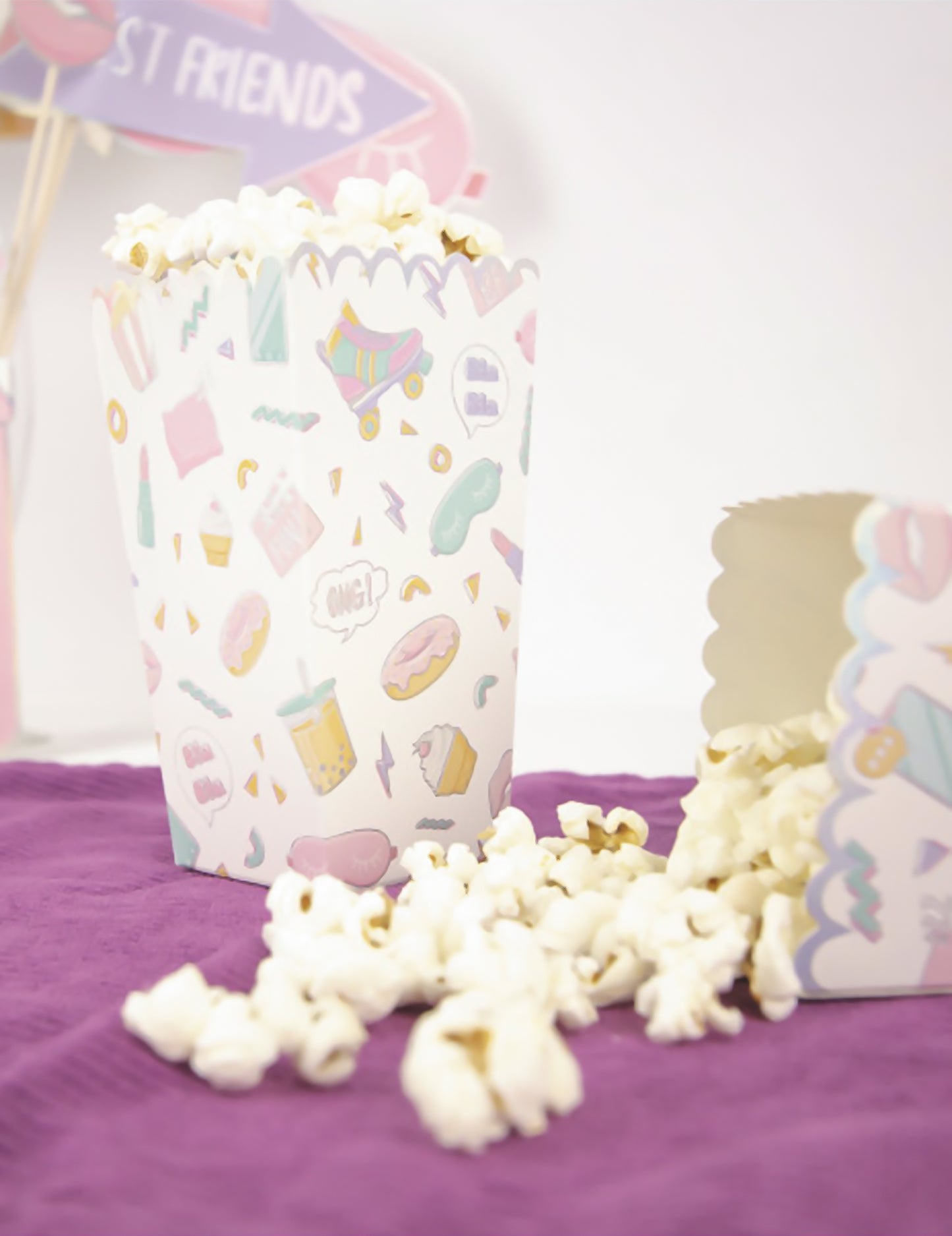 8 mavričnih škatel za kokice za pižamsko zabavo z dekliškim vzorcem