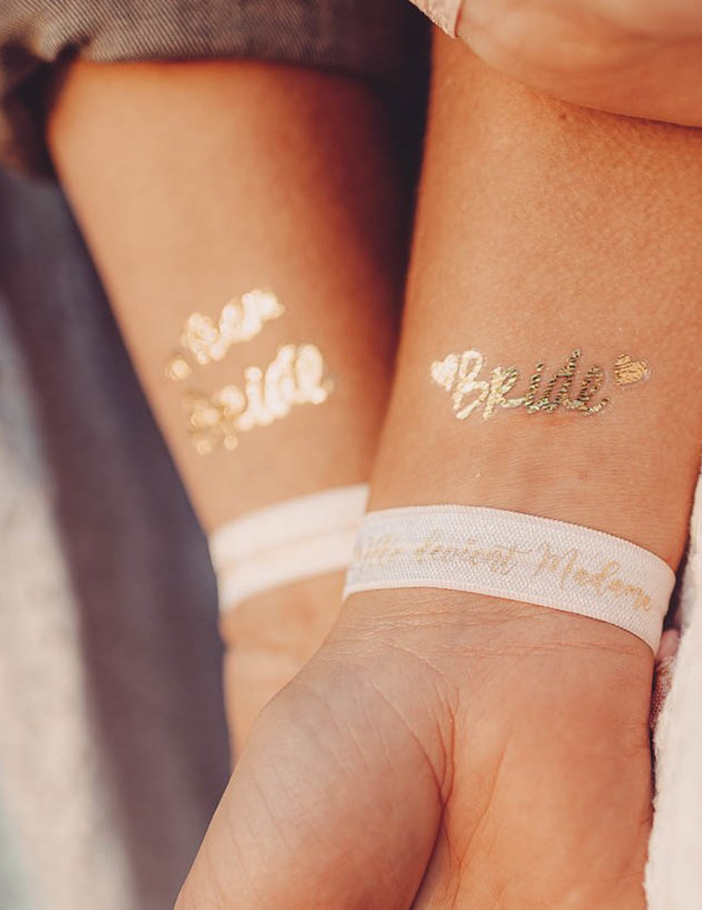 Détail au poignet des 8 bracelets Mlle devient madame