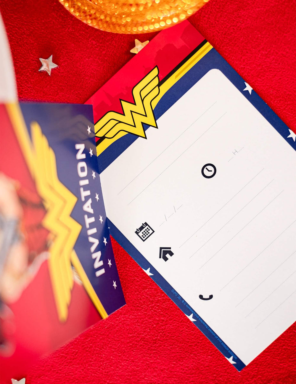 Détail du verso à personnaliser des cartes d'invitation Wonder Woman