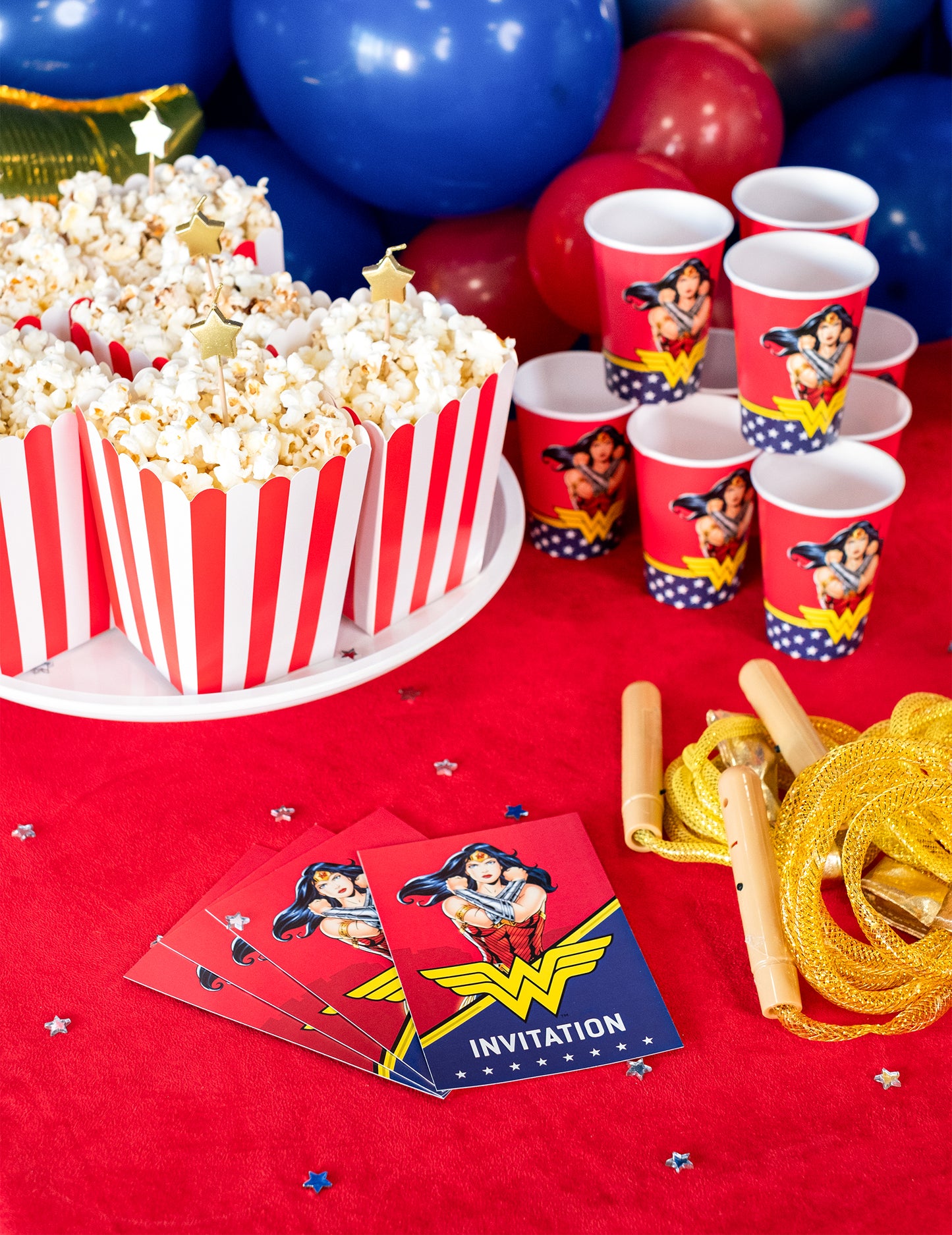 8 vabilnih kartic z ovojnicami Wonder Woman 10x16cm