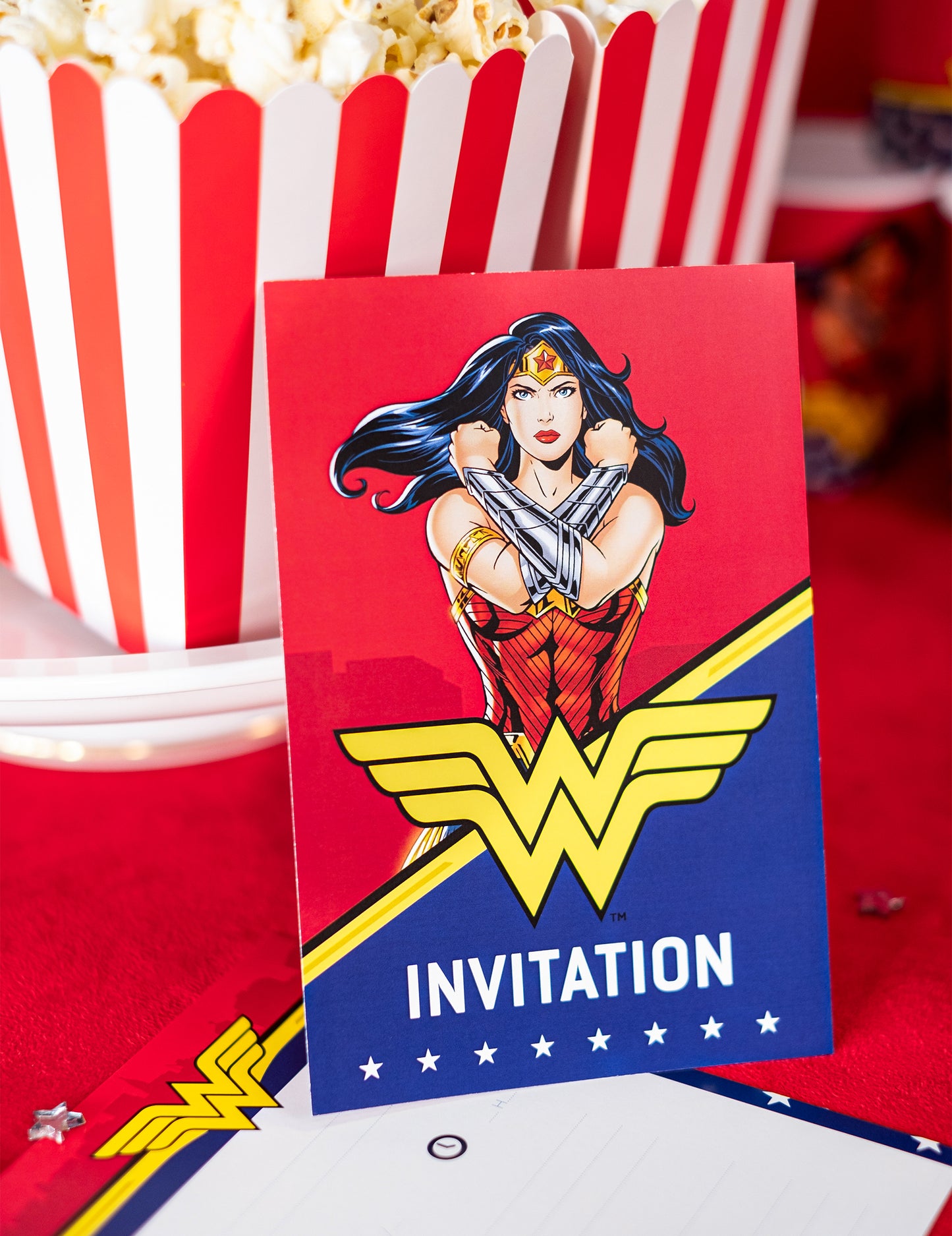 8 vabilnih kartic z ovojnicami Wonder Woman 10x16cm