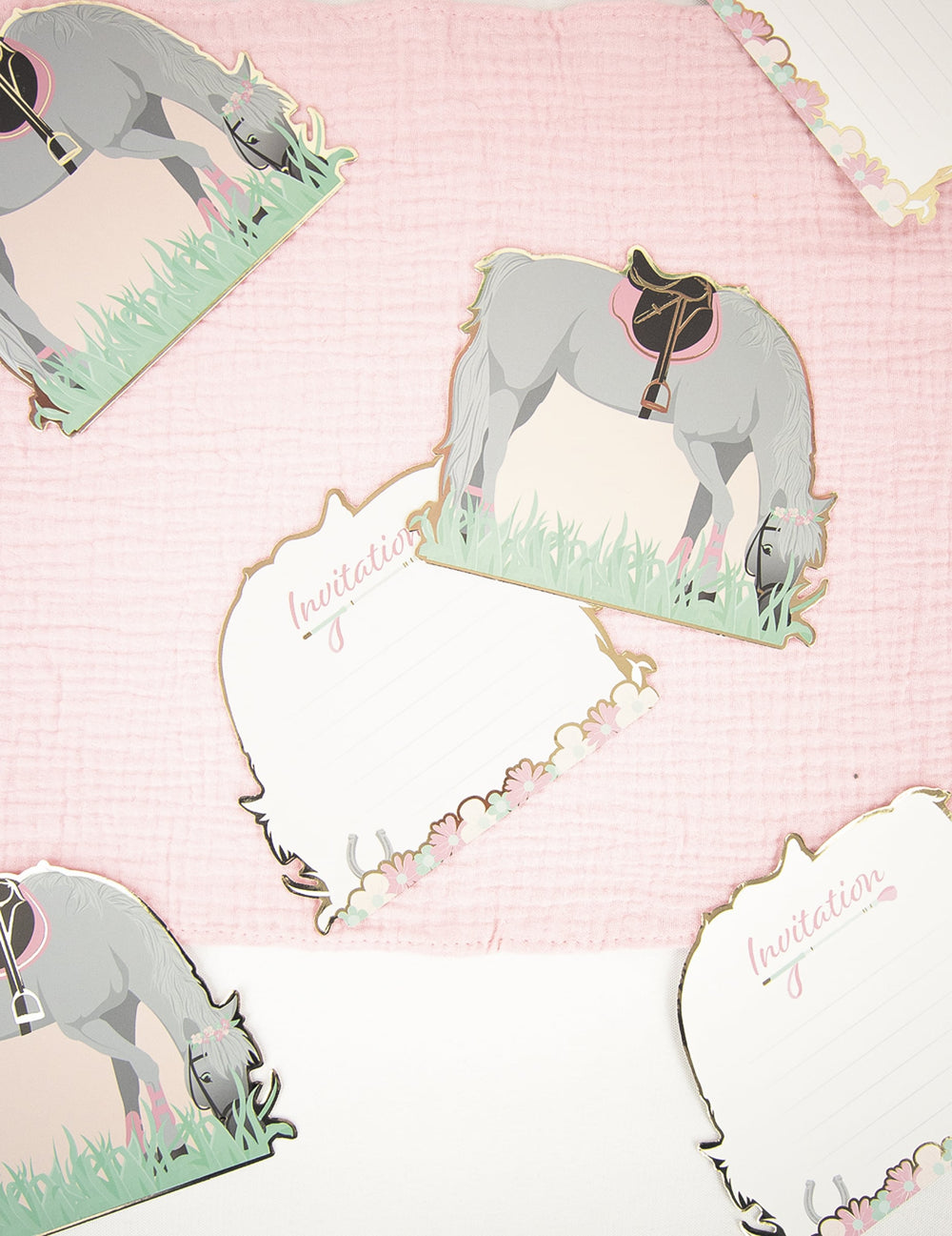 Vue du recto et du verso des cartes d'invitation cheval pour anniversaire