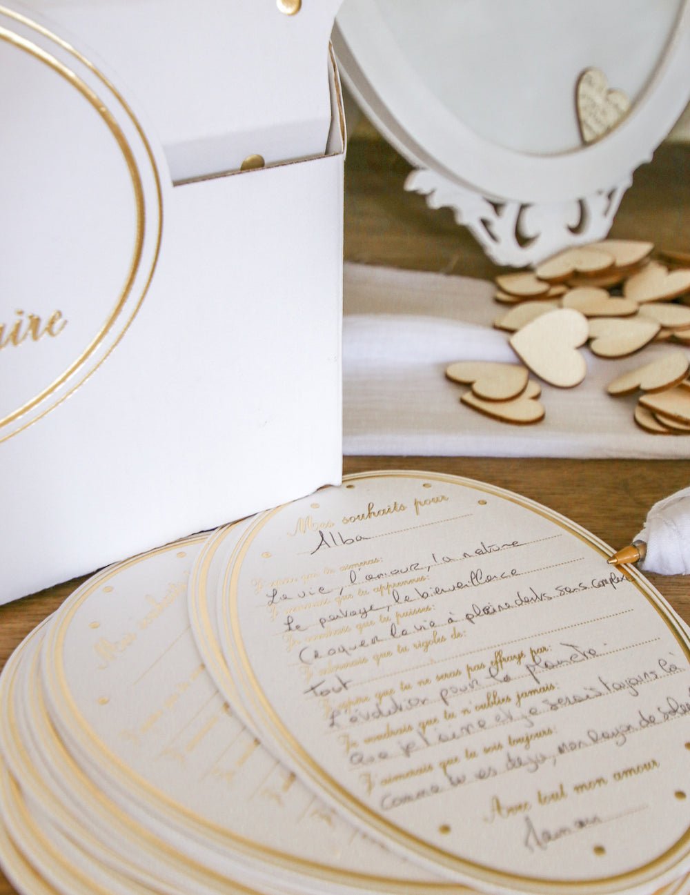 Détail du texte manuscrit des cartes de souhaits baby shower pour fête