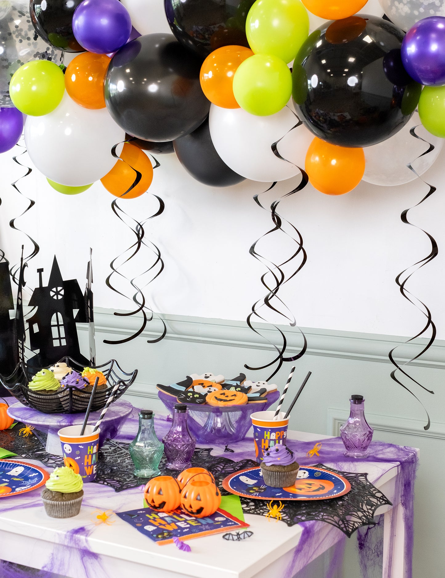 8 črnih spiralnih okraskov