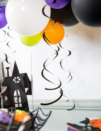 8 črnih spiralnih okraskov