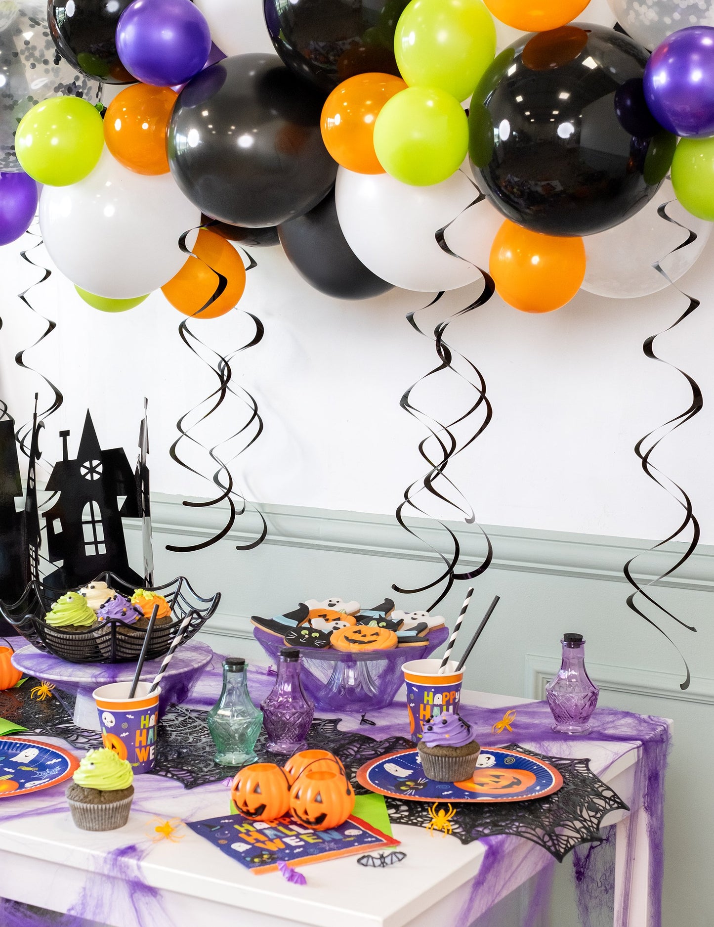 8 črnih spiralnih okraskov