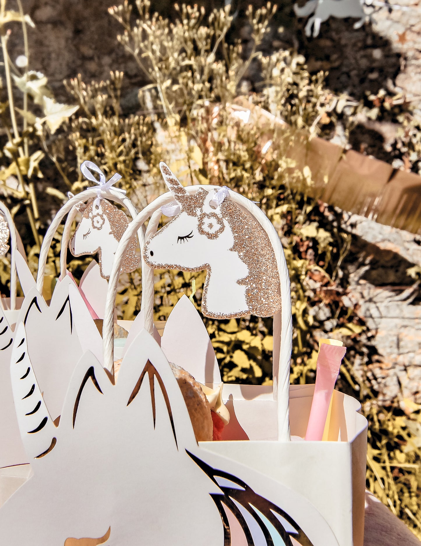 8 bleščečih etiket za šampanjec v obliki samoroga z belimi satenastimi vezmi, 6,5 x 4 cm karton