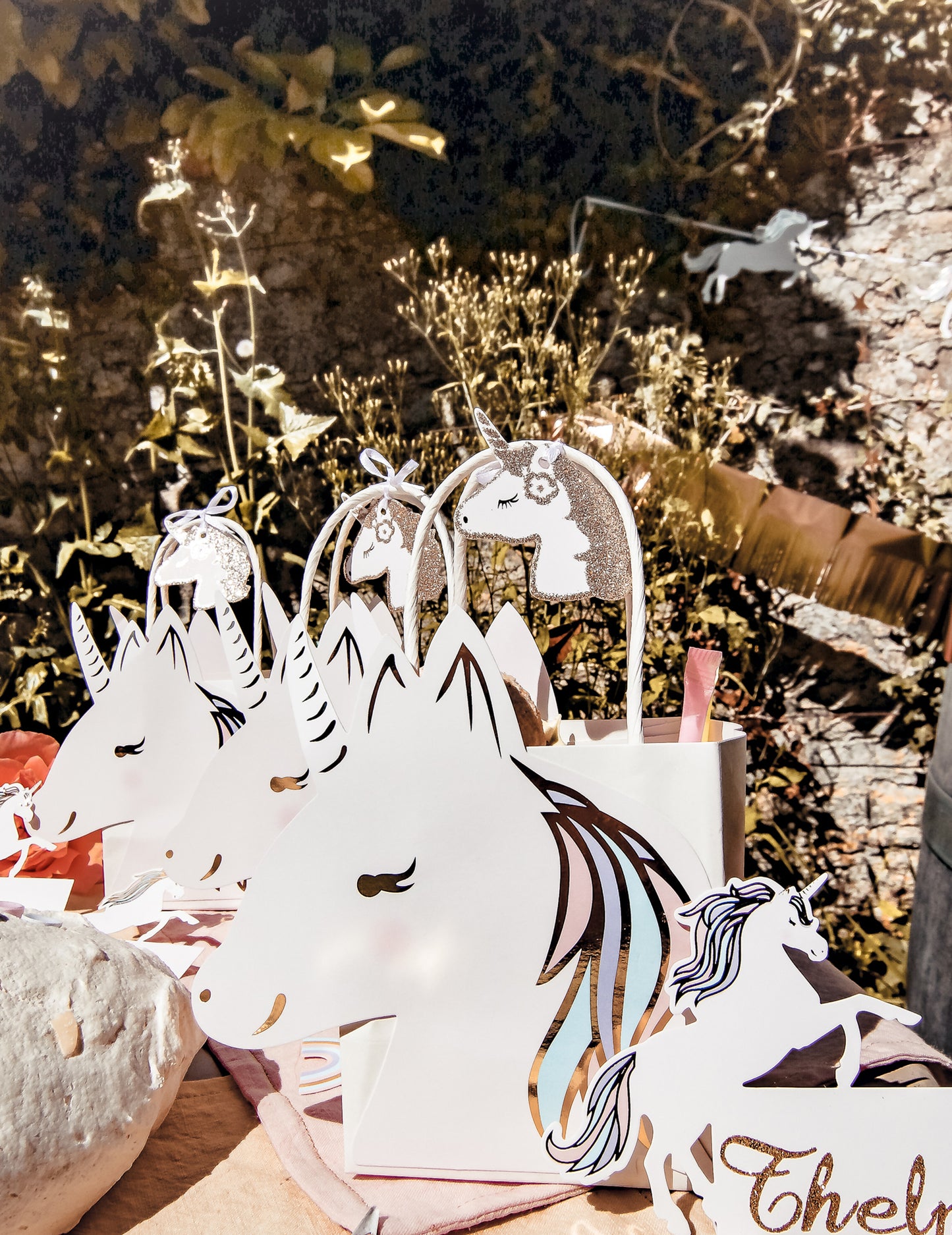 8 bleščečih etiket za šampanjec v obliki samoroga z belimi satenastimi vezmi, 6,5 x 4 cm karton