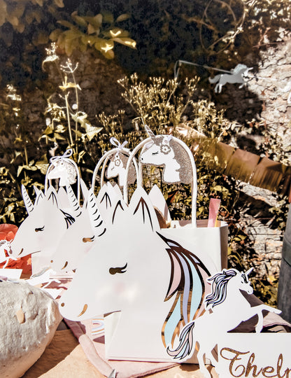 8 bleščečih etiket za šampanjec v obliki samoroga z belimi satenastimi vezmi, 6,5 x 4 cm karton