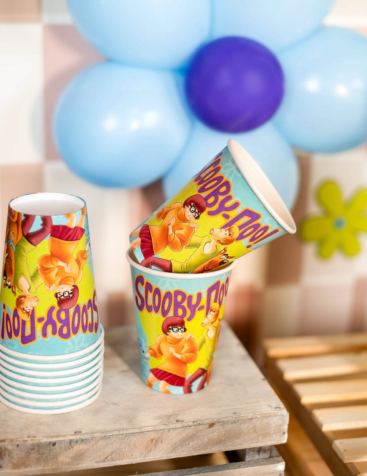 Mise en scène avec ballons des gobelets en carton Scooby-Doo