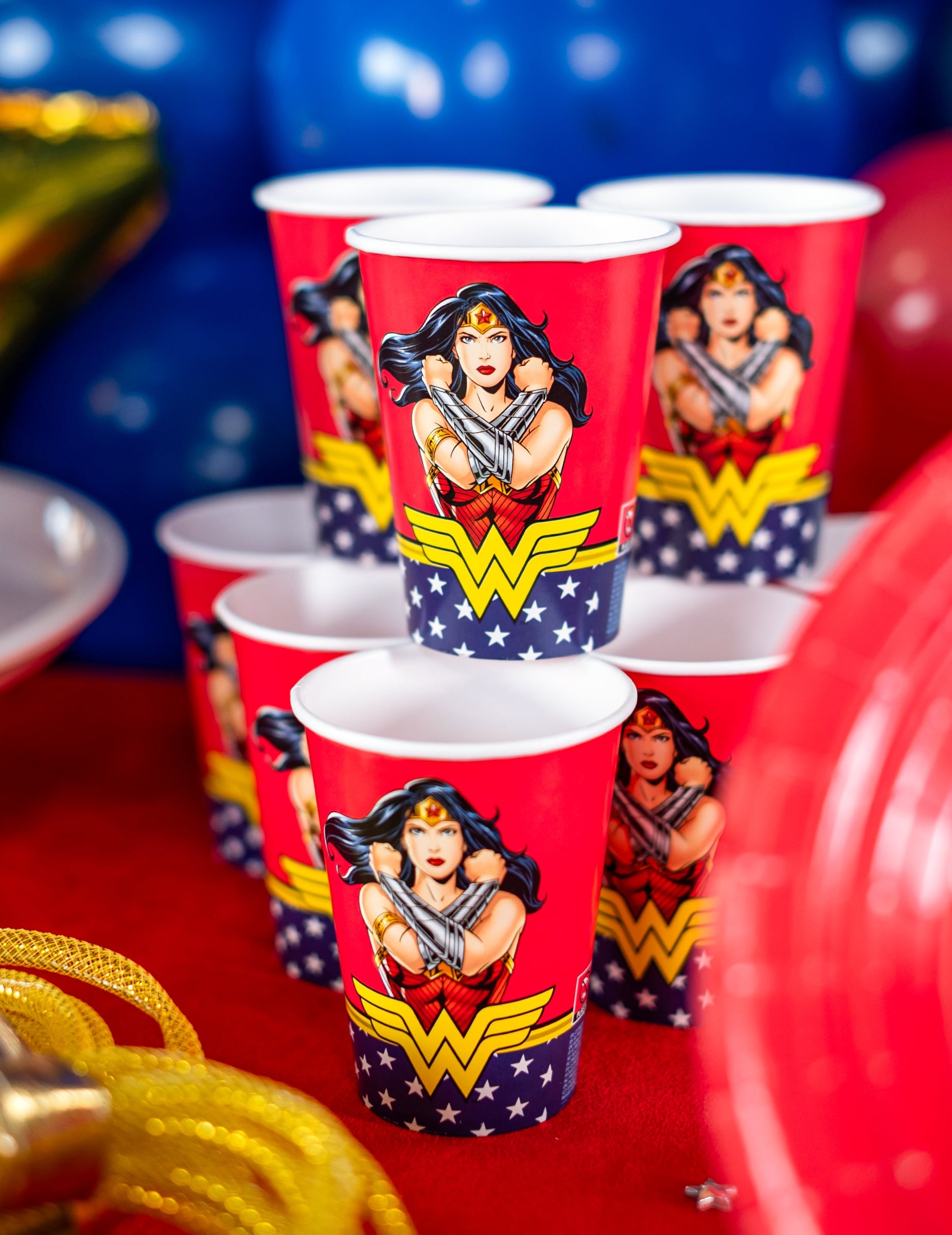 Gros plan sur l'empilement des gobelets en carton Wonder Woman