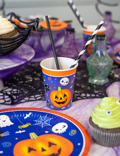 Gros plan sur une décoration de table avec le gobelet en carton Halloween friends